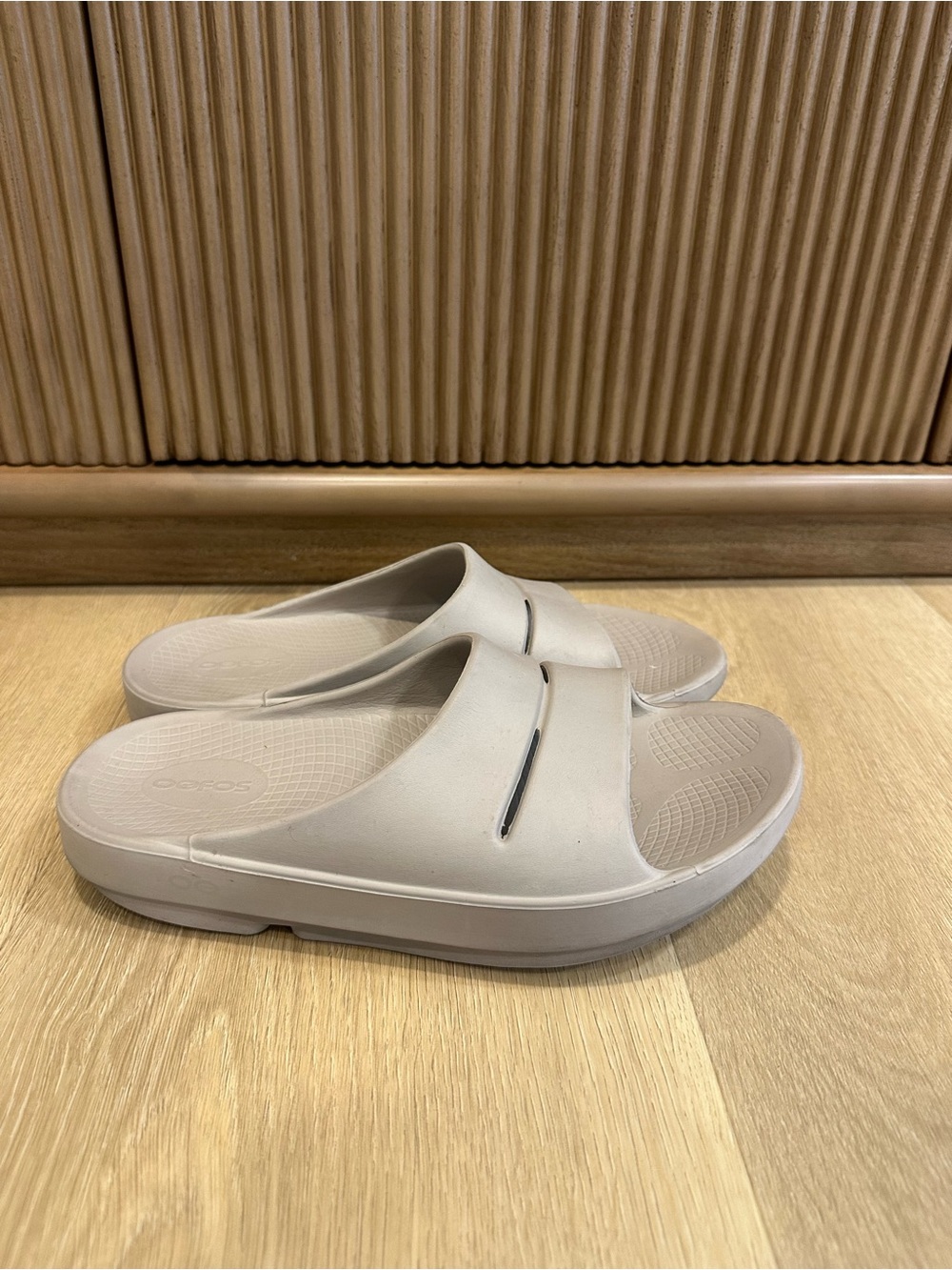OOFOS OOahh Recovery Slides in a neutral taupe size women 10
Men 8